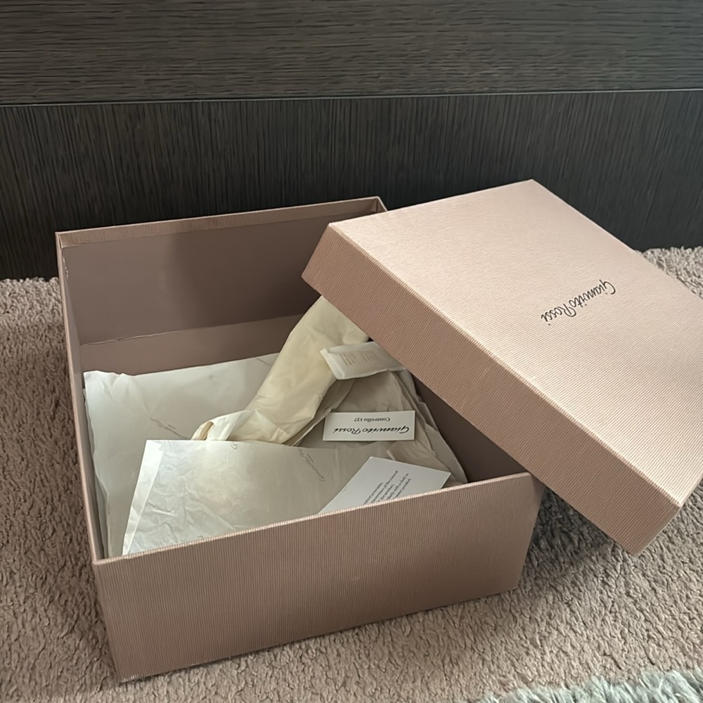 Gianvito Rossi empty box only - Picture 6 of 6